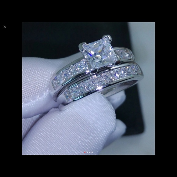Jewelry - (Size 5)10k gold engagement ring set